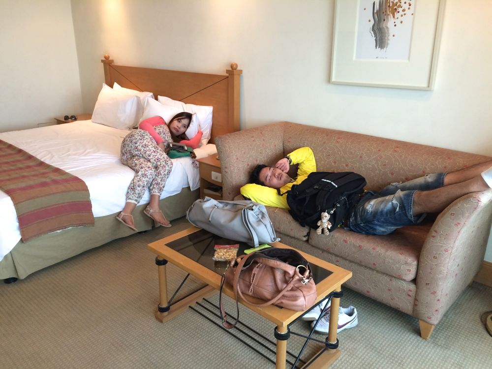 マニラのザ ヘリテイジホテルで寝る若者たち
